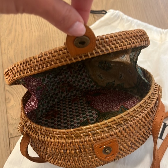 Amerii hand woven round rattan purse with snap closure - Picture 3 of 5